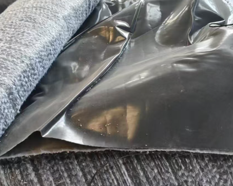 覆膜膨潤(rùn)土防水毯的功能特點(diǎn)